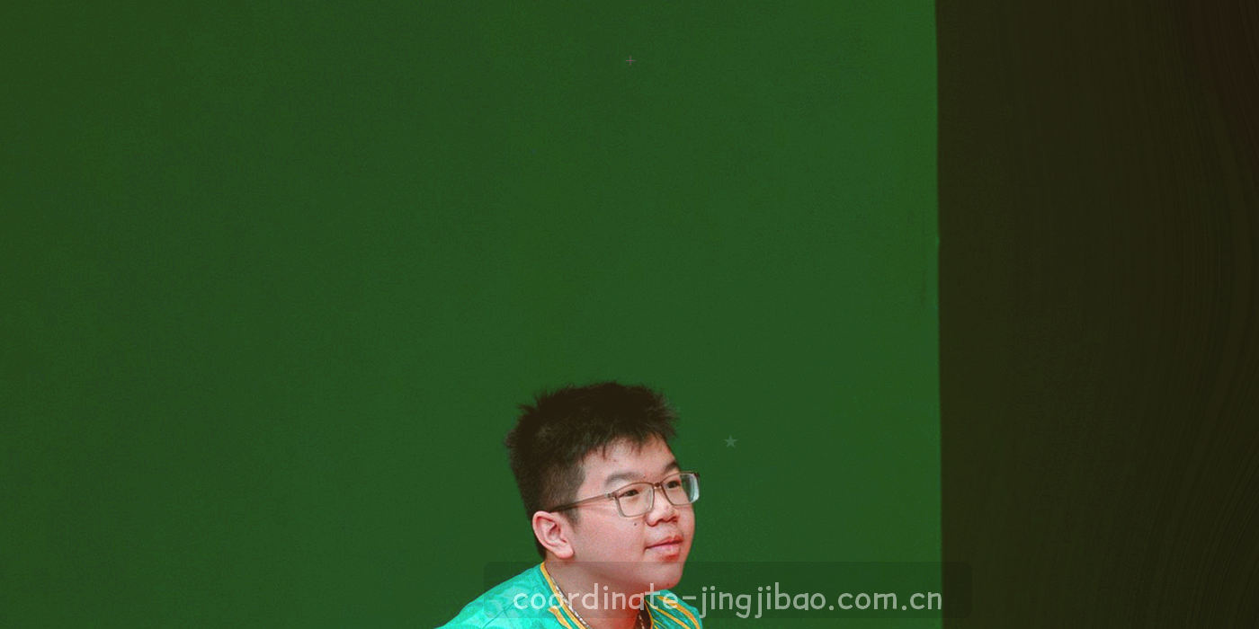 横向赛季刻度带，二十六个刻度节点以橙色定位针分段，标出起步、扩展与升级三个阶段
